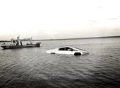 Cybertruck Driver Tests “Wade Mode” in Grapevine Lake, Test Ends with Bricked Truck & Driver in Jail. - FuelArc News
